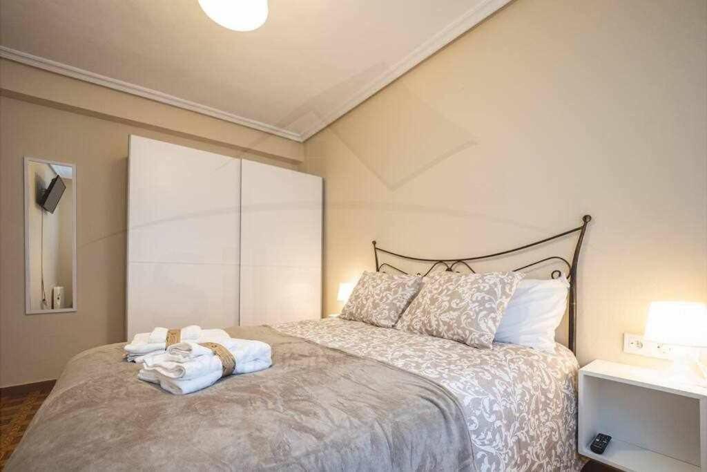 El Llar Del Gueelu Apartment Gijon Bagian luar foto