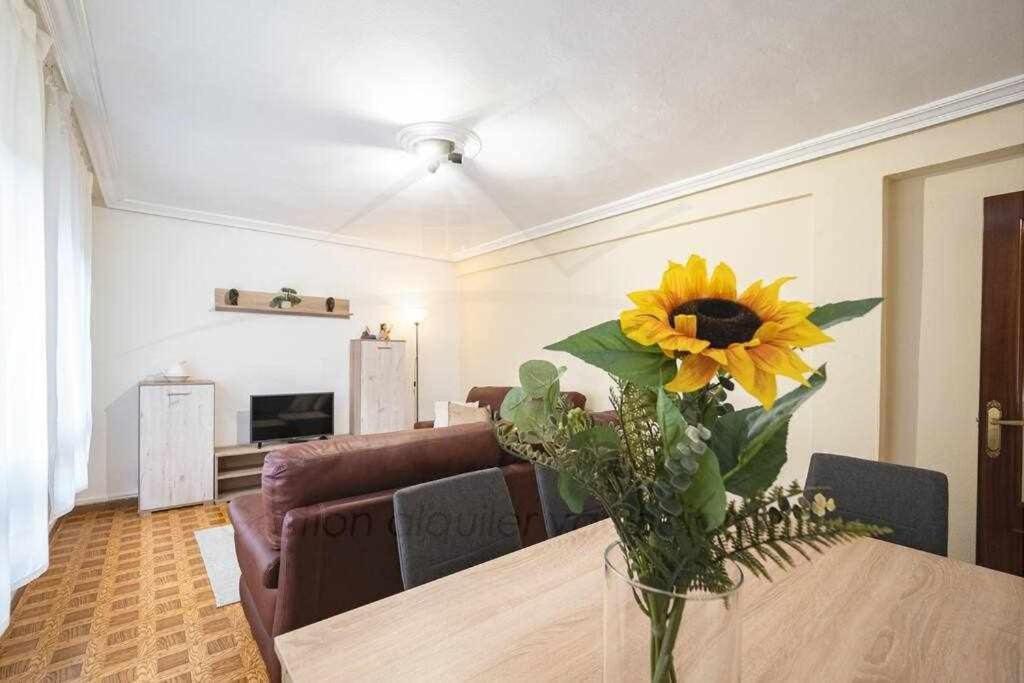 El Llar Del Gueelu Apartment Gijon Bagian luar foto